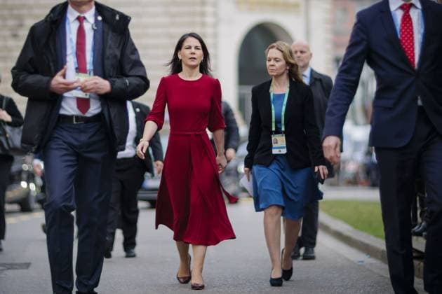 News Themen der Woche KW07 News Bilder des Tages Annalena Baerbock (Buendnis 90 Die Gruenen), Bundesaussenministerin, aufgenommen bei ihrer Ankunft am Hotel Bayerischer Hof. Muenchen, 16.02.2024. Fotografiert im Auftrag des Auswaertigen Amtes Muenchen Deutschland *** Annalena Baerbock Buendnis 90 Die Gruenen , Federal Foreign Minister, photographed on her arrival at the Hotel Bayerischer Hof Munich, 16 02 2024 Photographed on behalf of the Federal Foreign Office Munich Germany Copyright: xThomasxTrutschelx