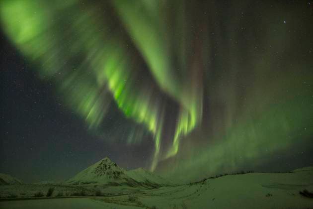 Northern lights or aurora borealis above the snow covered tundra and mountains along the Dempster Highway, Yukon.  Copyright: x xAllxCanadaxPhotosx 1990-12322102