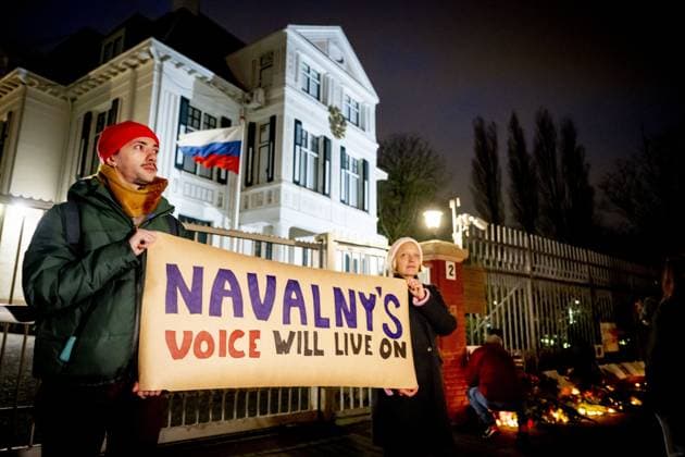 News Themen der Woche KW07 News Bilder des Tages THE HAGUE - People gather at the Russian embassy in The Hague to hold a vigil for the late opposition leader Alexei Navalny. Navalny died in detention in Russia at the age of 47. President Vladimir Putin has lost one of his most outspoken critics with his death. ANP ROBIN UTRECHT netherlands out - belgium out  Copyright: xx x491267765x originalFilename: 491267765.jpg