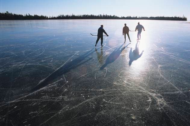 IMAGO Creative, Winter, Winterspaß, Eishockey #2 Ice skating on Lake Superior near Thunder Bay, Ontario mr_acp00304a, mr_acp00304b, mr_acp00304c  Copyright: x AllCanadaPhotos.comx 1990-1274 ,model released, Symbolfoto