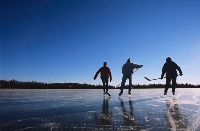 IMAGO Creative, Winter, Winterspaß, Eishockey #2 Ice skating on Lake Superior near Thunder Bay, Ontario mr_acp00304a, mr_acp00304b, mr_acp00304c  Copyright: x AllCanadaPhotos.comx 1990-1275 ,model released, Symbolfoto