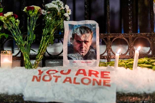 News Themen der Woche KW07 News Bilder des Tages Demonstrasjon ved Russiske ambassade Oslo 20240216. Portett bilde av opposisjonspolitikeren Aleksej Navalnyj har blitt lagt igjen foran Russlands ambasade i Oslo. Etter at rundt 50 mennesker samlet seg ved Russlands ambassade i Drammensveien Oslo, for a markere. I forbindelse med dodsfallet til den russiske opposisjonspolitikeren Aleksej Navalnyj. Foto: Frederik Ringnes NTB Oslo Norge i9o2J---UHk EDITORIAL USE ONLY Ref:_BNCi9o2J---UHk.jpg  Copyright: xFrederikxRingnesx xNTBx