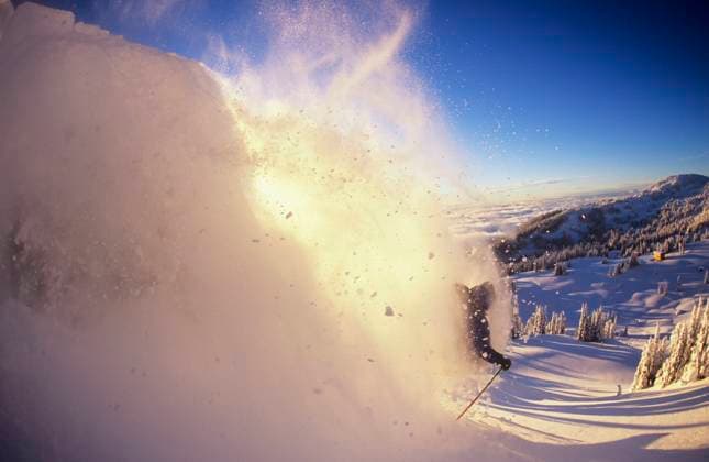 Male professional skier in alpenglow skiing powder back to an alpine lodge in the Valkyr Range, Selkirk Mountains, British Columbia, Canada.  Copyright: x AllCanadaPhotos.comx 1990-51251 ,model released, Symbolfoto