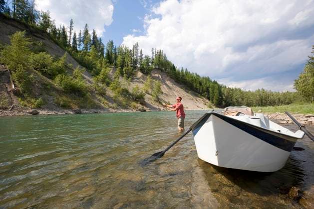 Young man fly fishing on the Elk River from a dory, Fernie, East Kootenays, British Columbia, Canada. MR_acp02268  Copyright: x AllCanadaPhotos.comx 1990-54498 ,model released, Symbolfoto