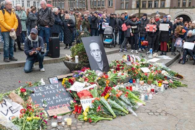News Themen der Woche KW07 News Bilder des Tages Amsterdam The Netherlands 17th February 2024 On the Dam in Amsterdam members of the Russian diaspora and sympathisers gather after death of Russian opposition leader Alexei Navalny. The outspoken critic of President Vladimir Putin died yesterday in an arctic penal colony. russia, ÐÐ»ÐµÐºÑÐµÐ¹ ÐÐ°Ð²Ð°Ð»ÑaÐ½Ñ‹Ð¹, prison, prisoner, political, protest, wake,