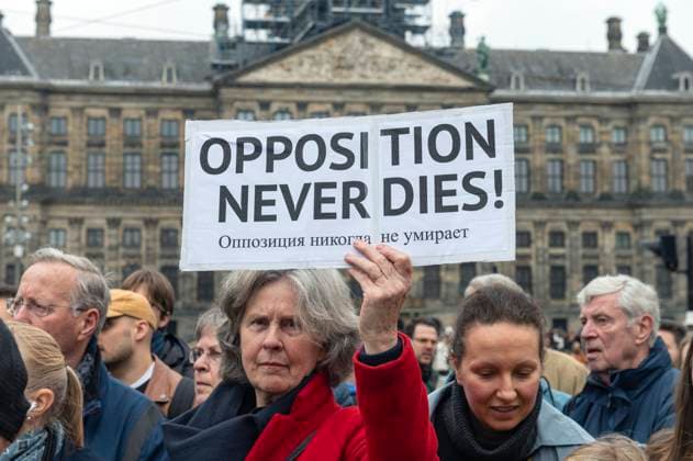 Amsterdam The Netherlands 17th February 2024 On the Dam in Amsterdam members of the Russian diaspora and sympathisers gather after death of Russian opposition leader Alexei Navalny. The outspoken critic of President Vladimir Putin died yesterday in an arctic penal colony. Opposition never dies russia, ÐÐ»ÐµÐºÑÐµÐ¹ ÐÐ°Ð²Ð°Ð»ÑaÐ½Ñ‹Ð¹, prison, prisoner, political, protest, wake,