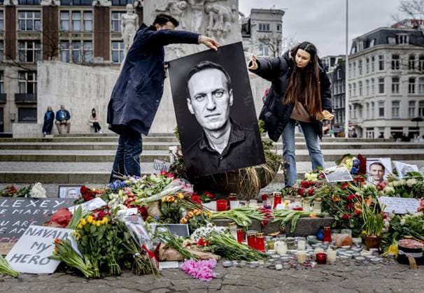 AMSTERDAM - People gather on Dam Square to hold a vigil for the deceased opposition leader Alexei Navalny. Navalny died in detention in Russia at the age of 47. President Vladimir Putin has lost one of his most outspoken critics with his death. ANP REMKO DE WAAL netherlands out - belgium out  Copyright: xx x491312925x originalFilename: 491312925.jpg