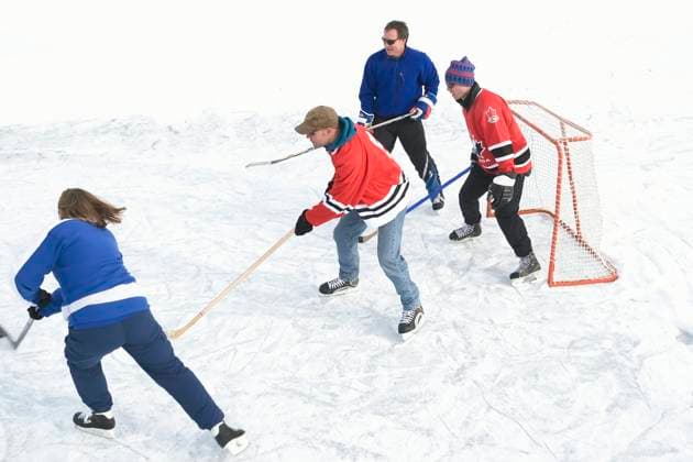 IMAGO Creative, Winter, Winterspaß, Eishockey #2 3 males and one female playing hockey on frozen lake, Alberta. model released. (Ron Popowich, Audrey Oppenlander, Royce Williams, Phil Heidebrecht) MR_acp05778a, MR_acp05778b, MR_acp05778c, MR_acp05778d2  Copyright: x AllCanadaPhotos.comx 1990-55603 ,model released, Symbolfoto