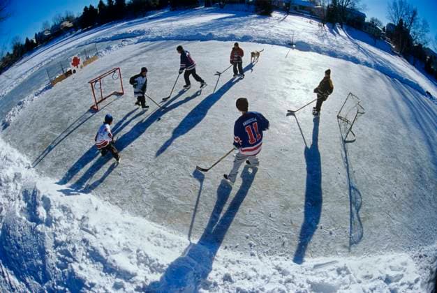 IMAGO Creative, Winter, Winterspaß, Eishockey #2 boys playing hockey on outdoor rink, Winnipeg, Manitoba, Canada (MR)  Copyright: x AllCanadaPhotos.comx 1990-6202 ,model released, Symbolfoto