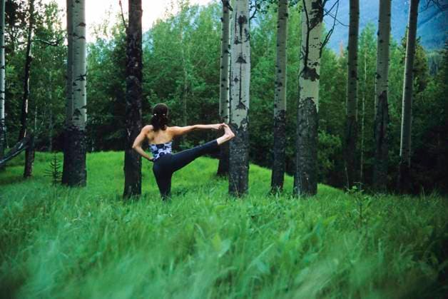 a young athletic woman doing yoga among the trees and mountains of Banff National Park, Alberta, Canada. mr_jackierandell  Copyright: x AllCanadaPhotos.comx 1990-6457 ,model released, Symbolfoto