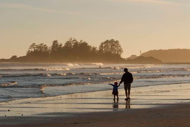 Father & daughter walk along beach, Chesterman Beach near Tofino, Vancouver Island, British Columbia, Canada  Copyright: x AllCanadaPhotos.comx 1990-6539 ,model released, Symbolfoto