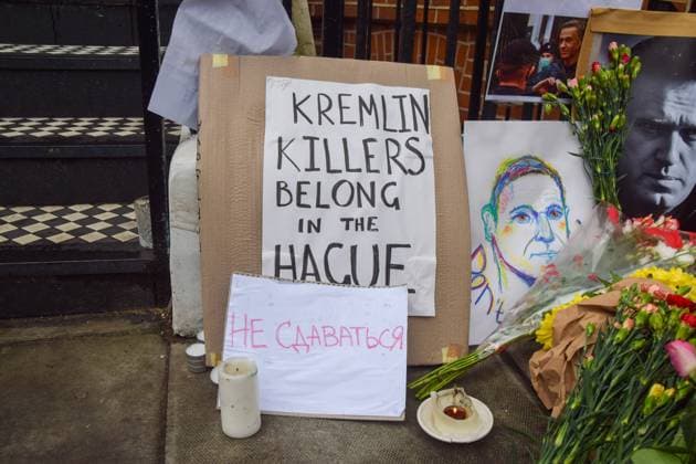 February 17, 2024, London, England, UK: Supporters of Alexei Navalny continue to leave floral tributes outside the Russian Embassy in London following the death of the opposition leader in prison in Russia. London UK - ZUMAv130 20240217_zip_v130_003 Copyright: xVukxValcicx