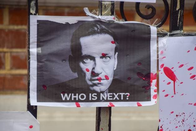 February 17, 2024, London, England, UK: Supporters of Alexei Navalny continue to leave floral tributes outside the Russian Embassy in London following the death of the opposition leader in prison in Russia. London UK - ZUMAv130 20240217_zip_v130_005 Copyright: xVukxValcicx