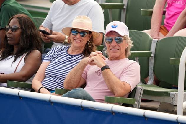 Entertainment Bilder des Tages February 17, 2024, Delray Beach, Florida, United States: DELRAY BEACH, FL - FEBRUARY 17: Rockstar Jon Bon Jovi was in attendance for the semi-finals of the 2024 Delray Beach Open on February 17, 2024, at the Delray Beach Tennis Center in Delray Beach, FL. Delray Beach United States - ZUMApa3_ 20240217_zap_pa3_028 Copyright: xAndrewxPatronx