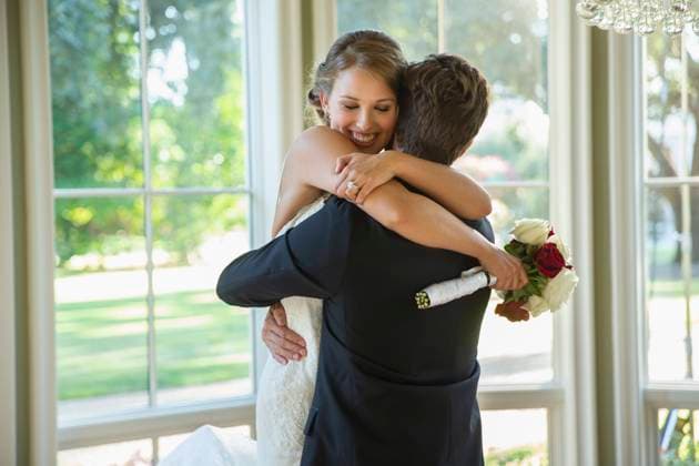 Bride and groom in an embrace, groom lifting up bride standing by large bank of windows Dallas TEXAS USA  Copyright: xStewartxCohenxPicturesx 4009-18365564 ,model released, Symbolfoto