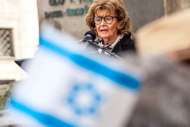 Bilder des Jahres 2024, News 02 Februar News Themen der Woche KW07 News Bilder des Tages Charlotte Knobloch bei Pro-Israel-Demo auf dem Odeonsplatz, München, 18. Februar 2024 Deutschland, München, 18. Februar 2024, Charlotte Knobloch, 91, Präsidentin der Israelitischen Kultusgemeinde München und Oberbayern, Rednerin bei Pro-Israel-Kundgebung auf dem Odeonsplatz, Israel-Fahne, Bayern *** Charlotte Knobloch at Pro Israel demonstration on Odeonsplatz, Munich, February 18, 2024 Germany, Munich, February 18, 2024, Charlotte Knobloch, 91, President of the Jewish Community of Munich and Upper Bavaria, Speaker at Pro Israel rally on Odeonsplatz, Israel flag, Bavaria