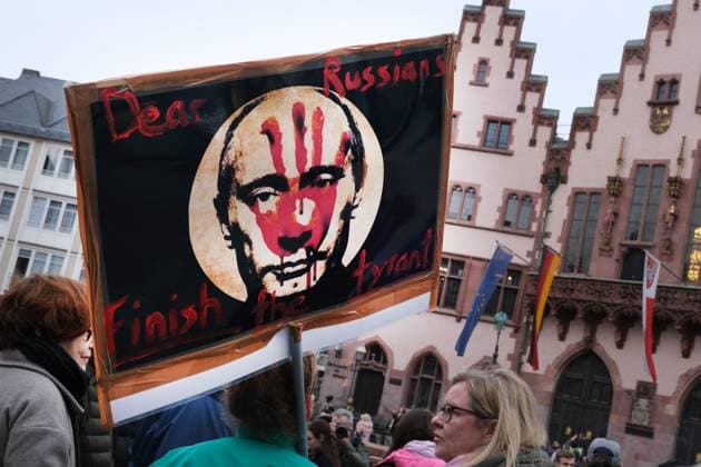News Themen der Woche KW07 News Bilder des Tages 18.02.2024, Frankfurt, DEU Zu einer Mahnwache fuer Alexej Nawalny hatte die Gruppe ãFree Nawalny auf dem Roemerberg aufgerufen und zu einem Umzug zum Russischen Konsulat am Oederweg. Dort legen die ca 200 Menschen u.a. Blumen nieder *** 18 02 2024, Frankfurt, DEU The group Free Navalny called for a vigil for Alexei Navalny on the Roemerberg and a procession to the Russian consulate on Oederweg, where around 200 people laid flowers and other items