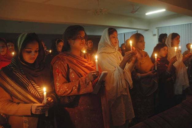 QUETTA, PAKISTAN, DEC 01: Pakistani people hold lightened candles during seminar on the Eve of World AIDS Day organized by Balochistan AIDS Network held at press club in Quetta on Monday, December 01, 2008. (Arsalan Naseer PPI Photo). EDITORIAL USE ONLY Copyright: xx x ppiphotos052087