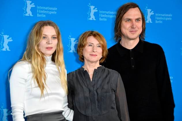Lilith Stangenberg, Corinna Harfouch und Lars Eidinger beim Photocall zum Kinofilm Sterben Dying auf der Berlinale 2024 74. Internationale Filmfestspiele Berlin im Hotel Grand Hyatt. Berlin, 18.02.2024 *** Lilith Stangenberg, Corinna Harfouch and Lars Eidinger at the photocall for the feature film Sterben Dying at the Berlinale 2024 74 Berlin International Film Festival at the Hotel Grand Hyatt Berlin, 18 02 2024 Foto:xN.xKubelkax xFuturexImagex sterben_4239