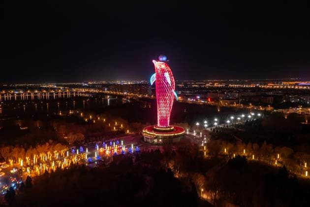 Bilder des Jahres 2024, News 02 Februar News Themen der Woche KW07 News Bilder des Tages The Highest Meteorological Tower in China An aerial photo is showing the meteorological tower at night at the East Lake eco-tourism scenic spot, known as the Dolphin Tower, which is standing 94.94 meters high and is the highest meteorological tower in China, in Jiayuguan, Gansu Province, China, on February 12, 2024. Jiuquan Gansu China  Copyright: xCFOTOx originalFilename: cfoto-thehighe240218_npUBg.jpg