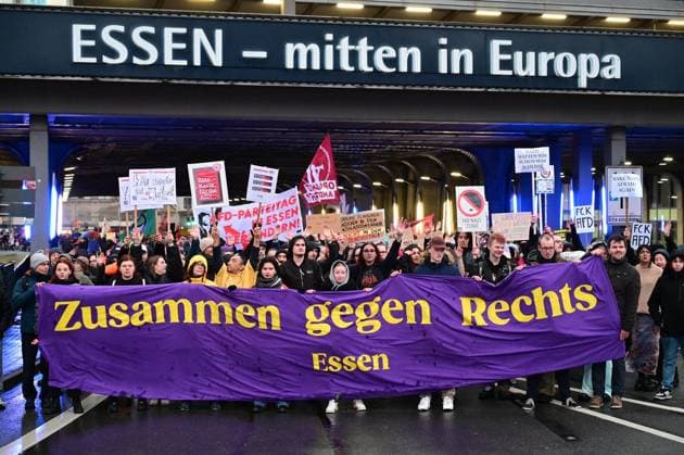 News Themen der Woche KW07 News Bilder des Tages Demo - zusammen gegen Rechts ** NUR FÜR REDAKTIONELLE ZWECKE ** EDITORIAL USE ONLY **<p> Die bundesweite Initiative Zusammen gegen Rechts versammelt sich am Sonntag , 18.Februar.2024, am Berliner Platz in Essen zu einer Demonstration durch die Innenstadt in Essen unter dem Motto Demokratischer Wiederstand-Überall gegen AfD. Foto : Kai Kitschenberg FUNKE Foto Services< p> Politik Deutschland NRW Essen Copyright: KaixKitschenberg *** Demo together against the right FOR EDITORIAL PURPOSES ONLY EDITORIAL USE ONLY p The nationwide initiative Together against the Right will gather on Sunday, February 18, 2024, at Berliner Platz in Essen for a demonstration through the city center in Essen under the motto Democratic Resistance Everywhere against Copyright: KaixKitschenberg doc7u75pcn6xtfu77fvbbf ,EDITORIAL USE ONLY