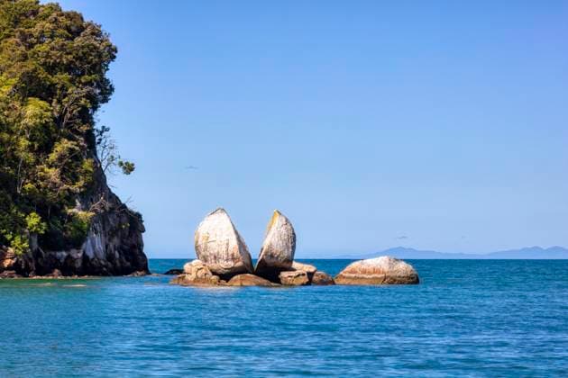 Creative Highlights World Split Apple Rock, Tasman Bay, Kaiteriteri, Neuseeland, Ozeanien *** Split Apple Rock, Tasman Bay, Kaiteriteri, New Zealand, Oceania Copyright: imageBROKER/NorbertxAchtelik iblnac09969568.jpg