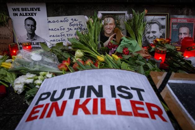 News Themen der Woche KW07 News Bilder des Tages Gedenken an Alexej Nawalny vor dem Russischen Konsulat in Frankfurt a.M. Fotos, Kerzen, Grablichter und Blumen für den am 16. Februar 2024 in einer arktischen Strafkolonie verstorbenen russischen Oppositionsführers Alexej Nawalny werden seit Tagen am Zaun des geschlossenen Generalkonsulats der Russischen Förderation in Frankfurt am Main abgelegt. Nawalny war russischer Jurist, Antikorruptionsaktivist, Dissident und Oppositionspolitiker. Im Jahr 2020 wurde ein lebensgefährlicher Giftanschlag auf ihn verübt. Politisch verfolgt und ab 2021 inhaftiert, wurde er zu langjährigen Haftstrafen verurteilt. Er galt alt Erzfeind des russischen Präsidenten Wladimir Putin. Frankfurt am Main Generalkonsulat der Russischen F Hessen Deutschland *** C 2024-02-18_ffm_konsulat_russland_08
