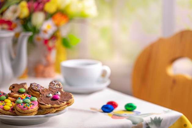 Tisch mit Osterkeksen, Kaffee und Osterdeko *** Table with Easter cookies, Coffee and Easter decoration Copyright: imageBROKER LucasxSeebacher ibxlse10222706.jpg