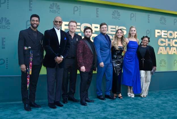 Entertainment Themen der Woche KW07 Entertainment Bilder des Tages (L-R) Anthony Hill, James Pickens, Jake Borelli, Kevin McKidd, Chris Carmack, Camilla Luddington, Kim Raver and Chandra Wilson attend the People s Choice Awards at the Barker Hangar in Santa Monica, California on Sunday, February 18, 2024.  LAP20240218110 JIMxRUYMEN