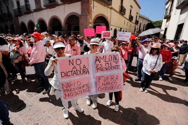 March in Defense of Democracy in Queretaro - 18 Feb 2024 Protesters hold placards expressing their opinion during the March in Defense of Democracy . With a call to defend democracy and institutions, Querétaro joined the March for our democracy , a citizen mobilization that takes place simultaneously in several cities in the country. Queretaro Mexico Copyright: xCesarxGomezx xSOPAxImagesx _EGR2279