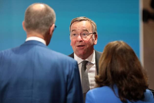 Bundesverteidigungsminister Boris Pistorius an der Münchner Sicherheitskonferenz. Im Bild links, von hinten: Friedrich Merz. Bundesverteidigungsminister Boris Pistorius an der Münchner Sicherheitskonferenz. München Bayern Deutschland *** Federal Minister of Defense Boris Pistorius at the Munich Security Conference Pictured left, from behind Friedrich Merz Federal Minister of Defense Boris Pistorius at the Munich Security Conference Munich Bavaria Germany