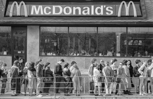 March 1-26, 1990. Moscow, USSR. The view shows the queue of customers of the entrance to the McDonald s fast food restaurant on Pushkinskaya Square. The exact date of the photograph is unknown. Valery Khristoforov TASS  16981871