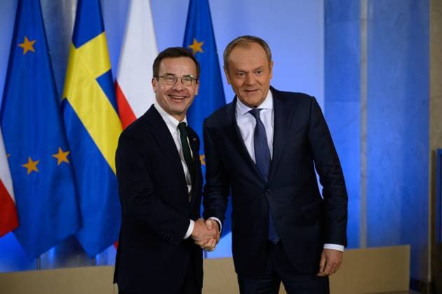 News Themen der Woche KW08 Sweden s and Poland s Prime Ministers Meeting In Warsaw. Poland s Prime Minister Donald Tusk (R) welcomes Sweden s Prime Minister Ulf Kristersson (L) before talks in Warsaw, Poland, on Monday, February 19, 2024. Warsaw Poland Copyright: xAleksanderxKalkax