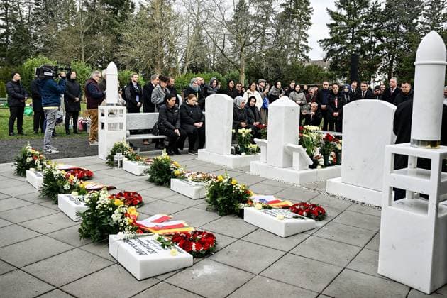 News Themen der Woche KW08 News Bilder des Tages 19.02.2024, xpsx, Lokal Hanau 19. Februar Stilles Gedenken an Ehrengräber v.l. Attentat 19.02.2020 HU Hanau Gedenken saytheirnames Friedhof Grab Kranzniederlegung, Hanau Hessen Deutschland (DEU) *** 19 02 2024, xpsx, Local Hanau 19 February Silent commemoration of honor graves v l assassination 19 02 2020 HU Hanau commemoration saytheirnames cemetery grave wreath laying, Hanau Hessen Germany DEU