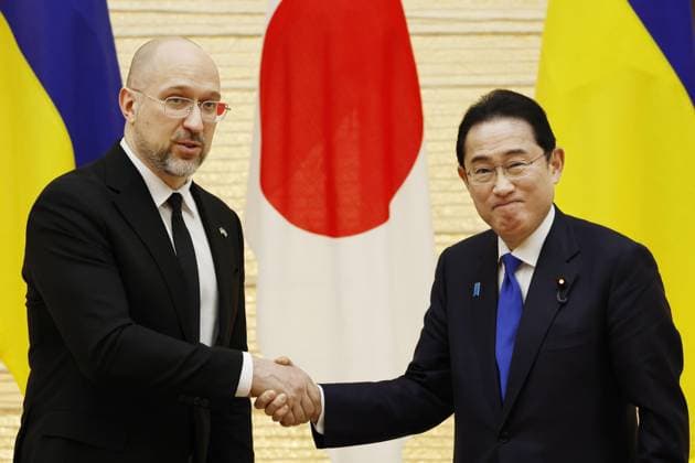 News Themen der Woche KW08 Japan, Ukraine prime ministers Japanese Prime Minister Fumio Kishida (R) shakes hands with his Ukrainian counterpart Denys Shmyhal after their joint press conference at the premier s office in Tokyo on Feb. 19, 2024.  A14AA0002485252P