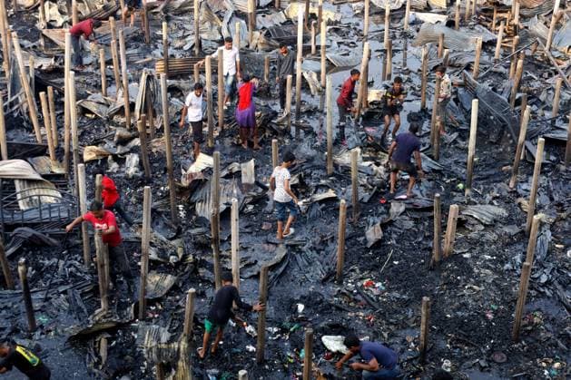 News Themen der Woche KW08 News Bilder des Tages February 19, 2024, Dhaka, Dhaka, Bangladesh: A fire broke out in the Jhilpar slum of Mirpur, Dhaka today at noon. About 200 tin shed houses were completely burnt down. 8 units of fire service brought the fire under control in an hour. Slum dwellers try to find their last belongings from the burnt slums. Dhaka Bangladesh - ZUMAk174 20240219_zip_k174_003 Copyright: xSyedxMahabubulxKaderx