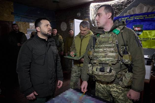 News Themen der Woche KW08 News Bilder des Tages Ukraine-Konflikt, Präsident Wolodymyr Selenskyj besucht Soldaten in Region Kharkiv Le prÃ sident de l Ukraine Volodymyr Zelensky visite le poste de commandement du bataillon de la 14eme brigade mÃ canisÃ e lors d une visite dans la rÃ gion de Kharkiv Le prÃ sident de l Ukraine Volodymyr Zelensky visite le poste de commandement du bataillon de la 14eme brigade mÃ canisÃ e distincte nommÃ e d apres le prince Roman le Grand, qui effectue des missions de combat pour dÃ fendre Kupyansk lors d une visite dans la rÃ gion de Kharkiv, Ukraine, le 19 fÃ vrier 2024. Ukraine Presidency via Bestimage During a visit to Kharkiv region, President of Ukraine Volodymyr Zelenskyy visited the battalion command post of the 14th separate mechanized brigade named after Prince Roman the Great, which is performing combat missions to defend  Copyright: xUkrainexPresidencyxviaxBestimagexUkrainexPresidencyxviaxBestimagex
