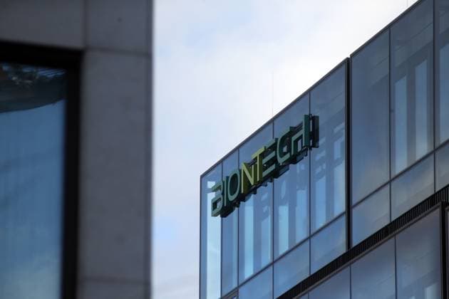 BioNTech Berlin; 29.12.2023: BioNTech Firmenschild an einem Gewerbeobjekt in Berlin Mitte. Biontech, der Name wurde gebildet aus: Biopharmaceutical New Technologies. Hauptsitz ist in Mainz. Bekannt wurde das Unternhemen für die Entwicklung eines mRNA-Impfstoffes für Coronavorsorge. Berlin Berlin Berlin *** BioNTech Berlin 29 12 2023 BioNTech Company sign on a commercial property in Berlin Mitte Biontech, the name was formed from Biopharmaceutical New Technologies Headquarters are in Mainz The company became known for the development of an mRNA vaccine for coronavirus prevention Berlin Berlin Berlin Berlin