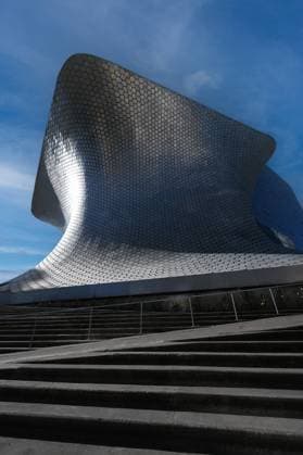Creative Highlights World Das von Milliardär Calos Slim erbaute Kunstmuseum Museo Soumaya im Stadtteil Polanco, Mexiko Stadt *** The Museo Soumaya art museum built by billionaire Calos Slim in the Polanco district of Mexico City