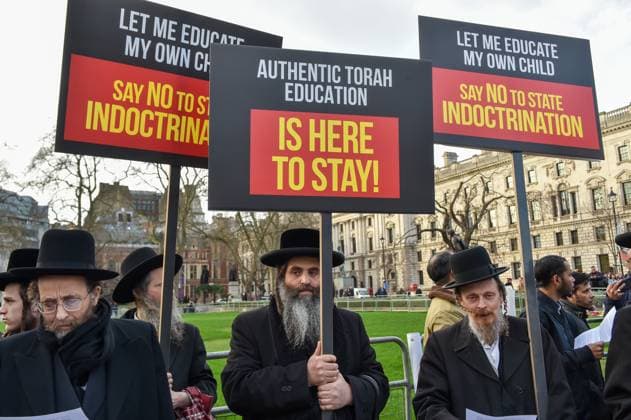 Bilder des Jahres 2024, News 02 Februar News Themen der Woche KW08 News Bilder des Tages London, Protest von ultraorthodoxen Juden February 19, 2024, London, England, United Kingdom: Members of the orthodox Jewish community gathered in protest against the Register Bill, expressing concerns over proposed legislative changes perceived as a direct threat to religious education and long-standing freedoms and the bill s potential impact on the community s way of life, particularly its proposal for a register targeting children educated outside the mainstream system. Leaders denounce the bill as repressive, sparking widespread apprehension among parents within the Jewish community. London United Kingdom - ZUMAk172 20240219_zip_k172_033 Copyright: xThomasxKrychx