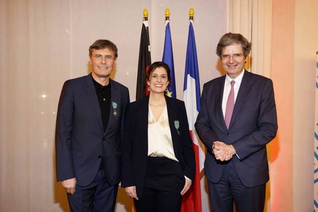 Entertainment Bilder des Tages Die Preistraeger Martin Kochendoerfer und Leila Hamid (beide X Verleih AG) mit dem franzoesischen Botschafter Francois Delattre bei der Verleihung vom Ritterorden fuer Kunst und Literatur im Rahmen der Berlinale Soiree Francaise du Cinema in der Franzoesischen Botschaft am 19.02.2024 in Berlin Berlinale Soiree Francaise 2024- Verleihung vom Chevalier Orden fuer Leila Hamid & Martin Kochendoerfer *** The award winners Martin Kochendoerfer and Leila Hamid both X Verleih AG with the French Ambassador Francois Delattre at the award ceremony of the Order of the Chevalier for Art and Literature during the Berlinale Soiree Francaise du Cinema at the French Embassy on 19 02 2024 in Berlin Berlinale Soiree Francaise 2024 Award of the Chevalier Order 