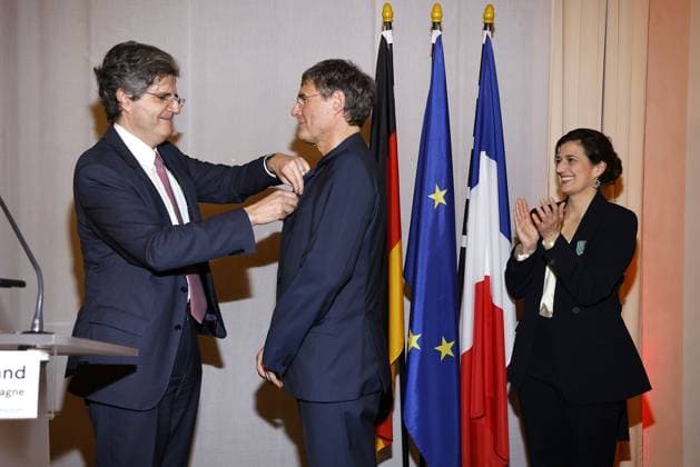 Francois Delattre, der franzoesische Botschafter mit Preistraegern Martin Kochendoerfer und Leila Hamid (beide X Verleih AG) bei der Verleihung vom Ritterorden fuer Kunst und Literatur im Rahmen der Berlinale Soiree Francaise du Cinema in der Franzoesischen Botschaft am 19.02.2024 in Berlin Berlinale Soiree Francaise 2024- Verleihung vom Chevalier Orden fuer Leila Hamid & Martin Kochendoerfer