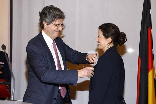 Francois Delattre, der franzoesische Botschafter mit der Preistraegerin Leila Hamid (X Verleih AG) bei der Verleihung vom Ritterorden fuer Kunst und Literatur im Rahmen der Berlinale Soiree Francaise du Cinema in der Franzoesischen Botschaft am 19.02.2024 in Berlin Berlinale Soiree Francaise 2024- Verleihung vom Chevalier Orden fuer Leila Hamid & Martin Kochendoerfer