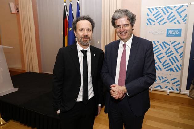 Carlo Chatrian mit dem franzoesischen Botschafter Francois Delattre bei der Verleihung vom Ritterorden fuer Kunst und Literatur im Rahmen der Berlinale Soiree Francaise du Cinema in der Franzoesischen Botschaft am 19.02.2024 in Berlin Berlinale Soiree Francaise 2024- Verleihung vom Chevalier Orden fuer Leila Hamid & Martin Kochendoerfer