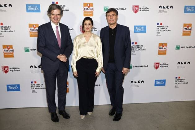 Francois Delattre, der franzoesische Botschafter mit den beiden Preistraegern Leila Hamid und Martin Kochendoerfer (beide X Verleih AG) bei der Verleihung vom Ritterorden fuer Kunst und Literatur im Rahmen der Berlinale Soiree Francaise du Cinema in der Franzoesischen Botschaft am 19.02.2024 in Berlin Berlinale Soiree Francaise 2024- Verleihung vom Chevalier Orden fuer Leila Hamid & Martin Kochendoerfer
