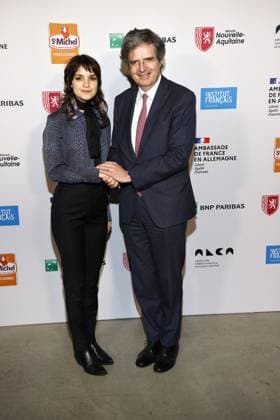 Luise Befort mit dem franzoesischen Botschafter Francois Delattre bei der Verleihung vom Ritterorden fuer Kunst und Literatur im Rahmen der Berlinale Soiree Francaise du Cinema in der Franzoesischen Botschaft am 19.02.2024 in Berlin Berlinale Soiree Francaise 2024- Verleihung vom Chevalier Orden fuer Leila Hamid & Martin Kochendoerfer