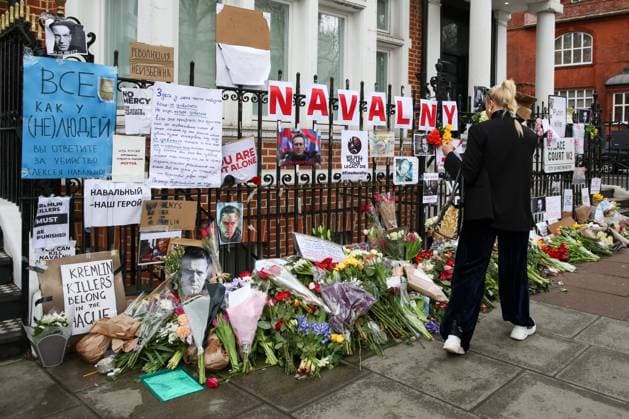 February 18, 2024, London, United Kingdom: A supporter of Alexei Navalny leaves a floral tribute outside the Russian Embassy in London following the death of the opposition leader in prison in Russia. London United Kingdom - ZUMAs197 20240218_aaa_s197_575 Copyright: xStevexTaylorx