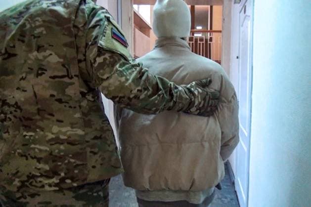 News Themen der Woche KW08 News Bilder des Tages RUSSIA, YEKATERINBURG - FEBRUARY 20, 2024: Pictured in this video grab is a Los Angeles resident with Russian and US citizenship detained by Russian Federal Security Service (FSB) officers on suspicion of treason. The woman was allegedly raising funds for the Ukrainian Armed Forces. Video grab. Best quality available. Russian Federal Security Service TASS  67484290