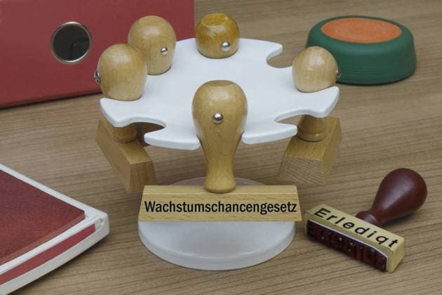 Stempel und Wachstumschancengesetz Stempel und Wachstumschancengesetz, 20.02.2024, Borkwalde, Brandenburg, An einem Stempelhalter hängt ein Stempel mit dem Schriftzug Wachstumschancengesetz. *** Stamp and Growth Opportunities Act Stamp and Growth Opportunities Act, 20 02 2024, Borkwalde, Brandenburg, A stamp with the words Growth Opportunities Act hangs on a stamp holder