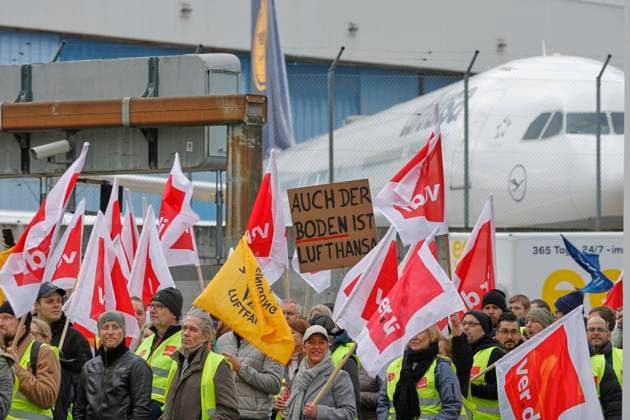 News Themen der Woche KW08 News Bilder des Tages Heute ist Streiktag 20.02.2024 Vereinigte Dienstleistungsgewerkschaft VERDI ruft bundesweit für Dienstag bis Mittwoch (20. 21.02.2024) zu Warnstreik auf. Kundgebung und Demonstration um Terminal 1 am Dienstag des Bodenpersonals am Flughafen Frankfurt für Lohnerhöhung und Inflationsausgleich Frankfurt (Main) Hessen Deutschland *** Today is strike day 20 02 2024 United Services Union VERDI calls for nationwide warning strike for Tuesday to Wednesday 20 21 02 2024 Rally and demonstration around Terminal 1 on Tuesday of ground staff at Frankfurt Airport for wage increase and inflation compensation Frankfurt Main Hesse Germany